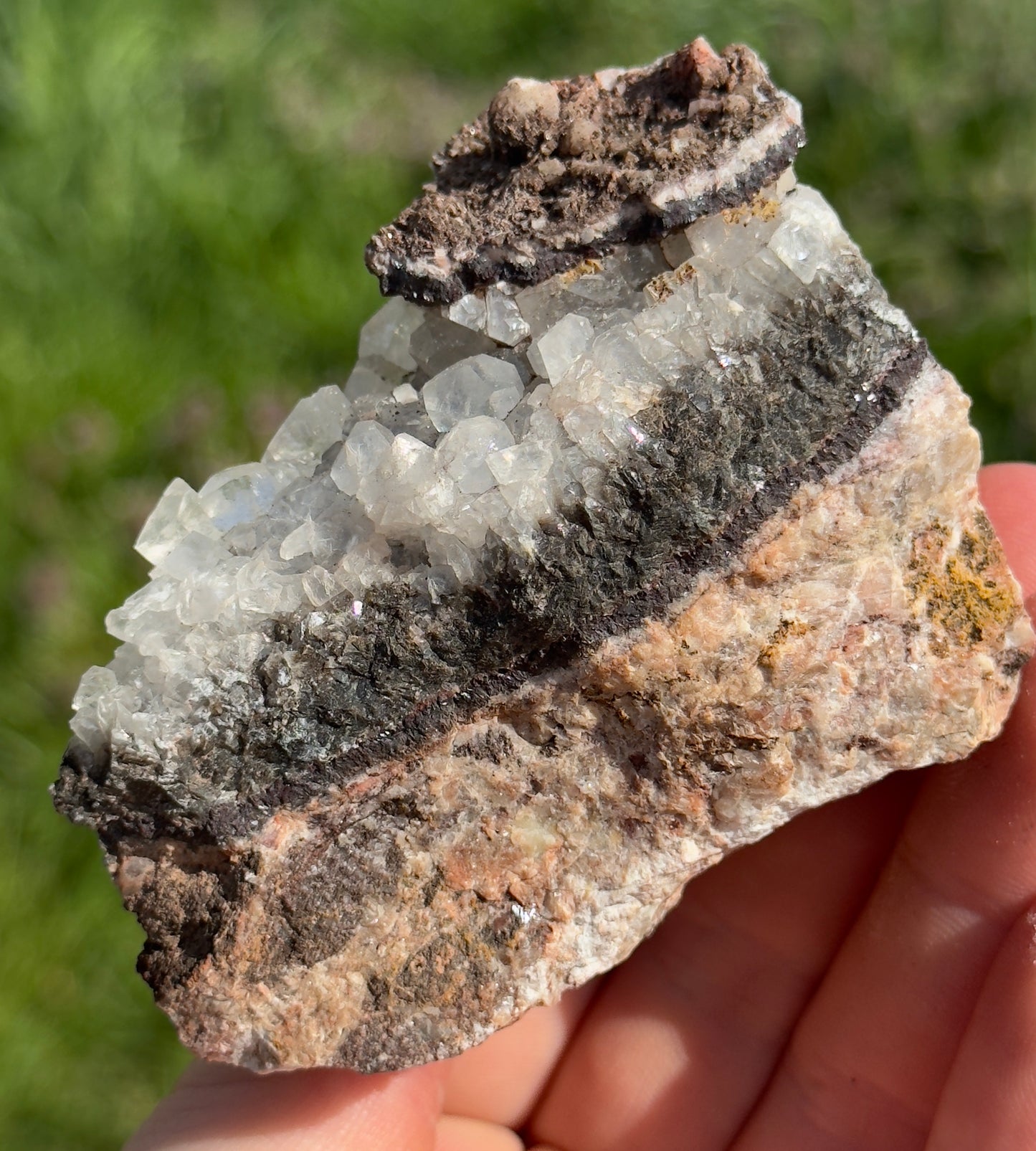 Uv Reactive Calcite on Matrix