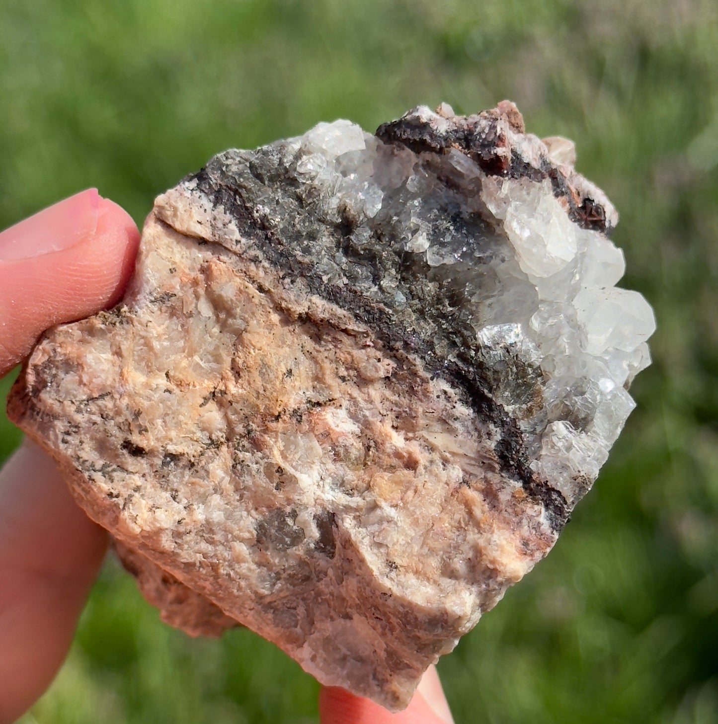Uv Reactive Calcite on Matrix