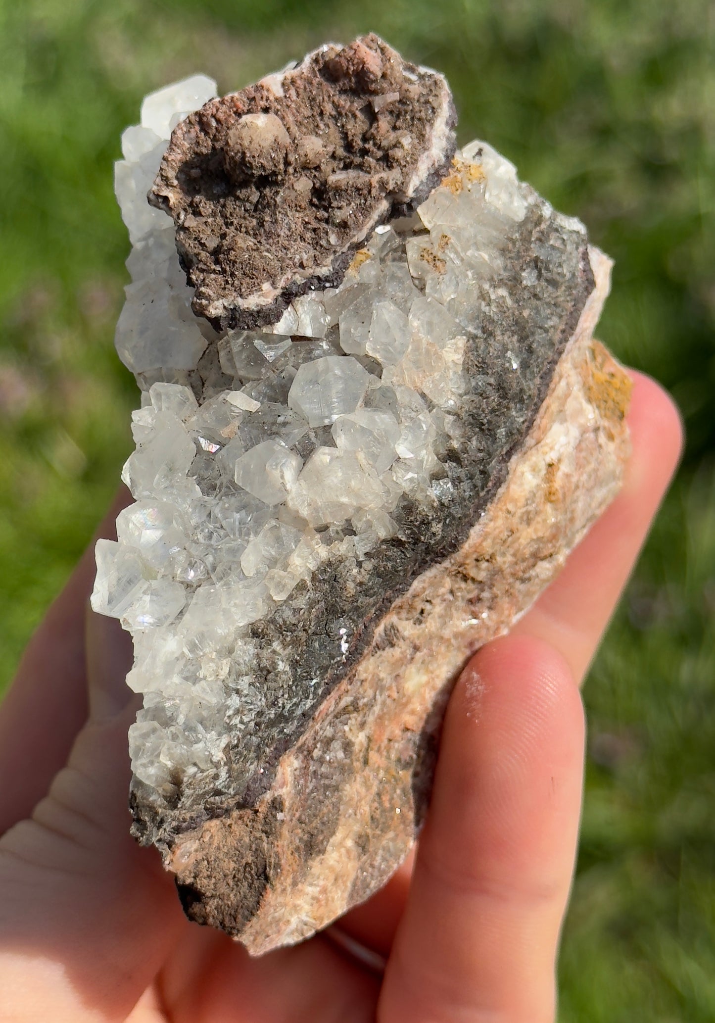 Uv Reactive Calcite on Matrix