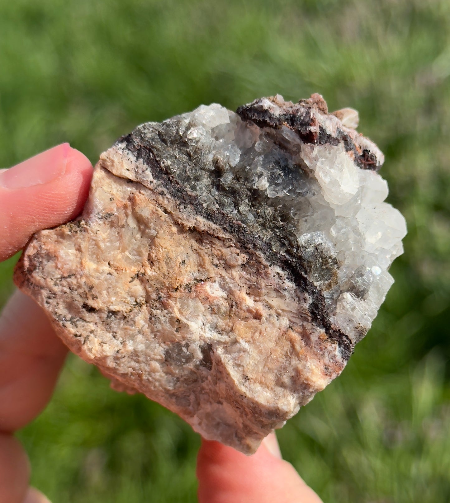Uv Reactive Calcite on Matrix