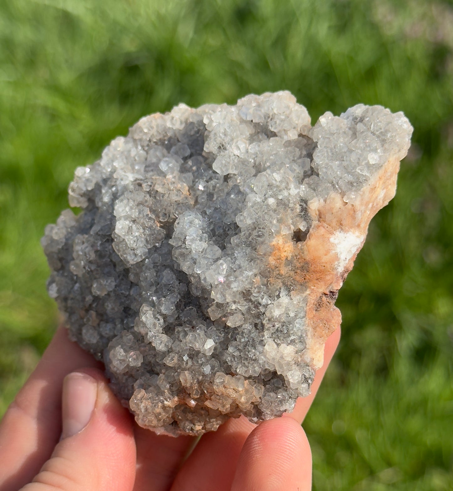 Uv Reactive Calcite on Matrix