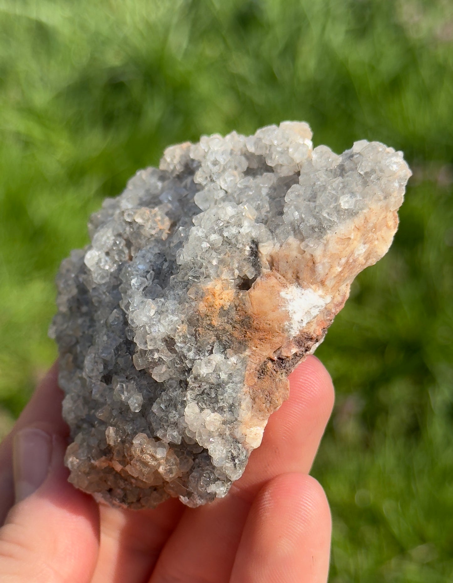 Uv Reactive Calcite on Matrix