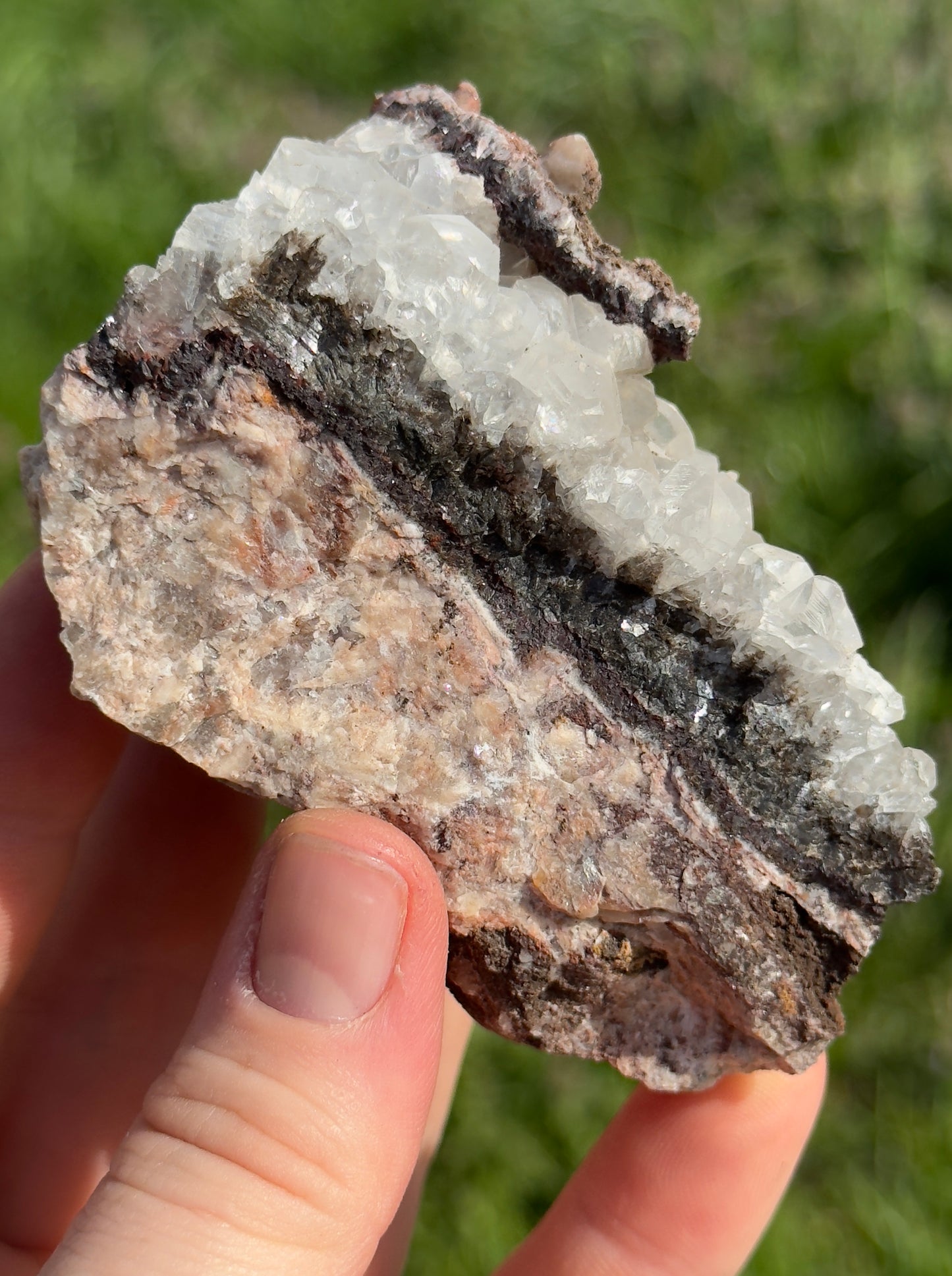 Uv Reactive Calcite on Matrix