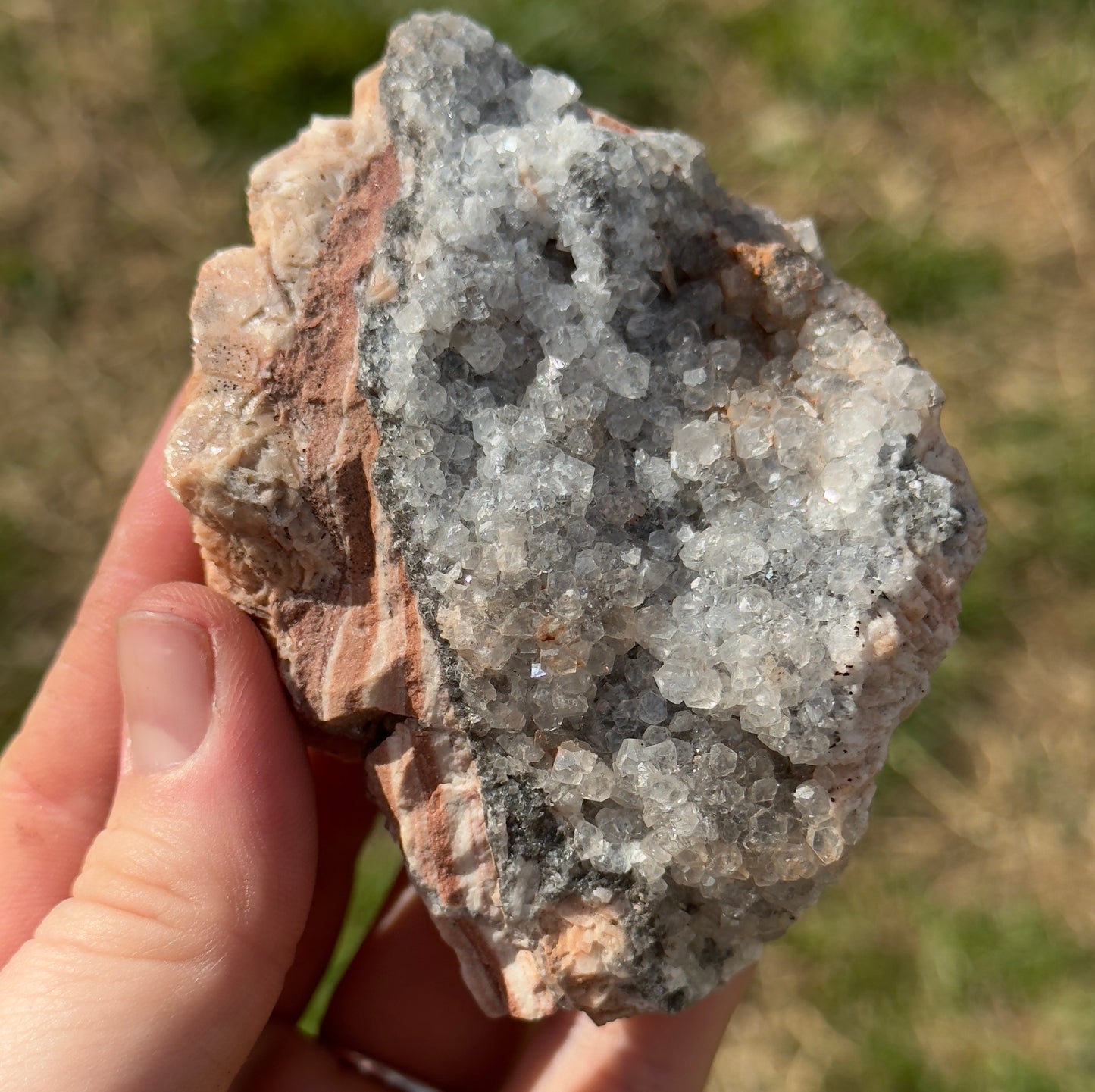 Uv Reactive Calcite on Matrix