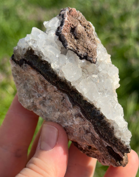 Uv Reactive Calcite on Matrix